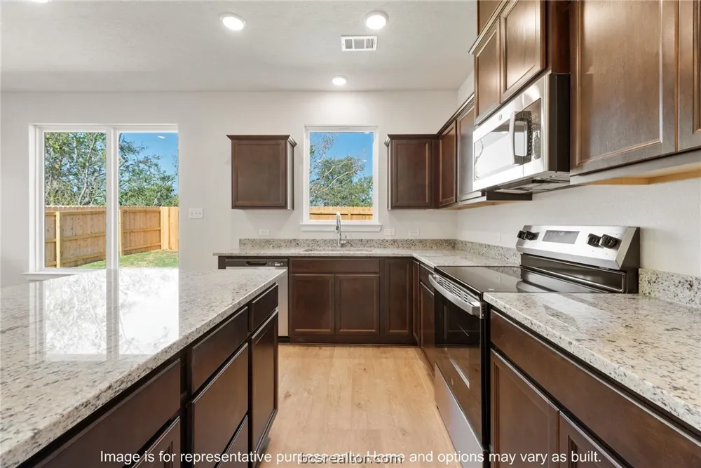 7806 Leadtree Drive Navasota, TX 77868