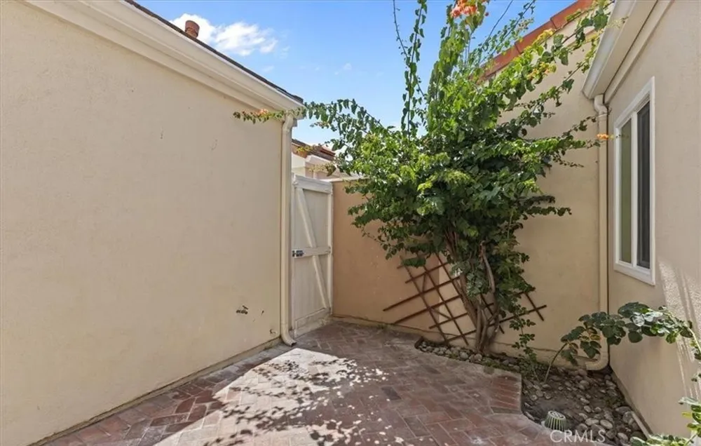 16 Georgetown #8 Irvine, CA 92612