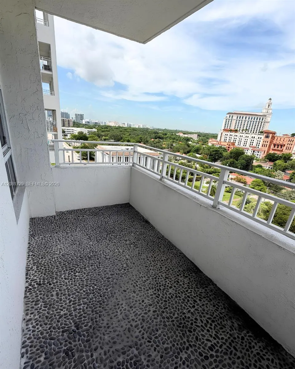 2351 Douglas Rd #1009 Miami, FL 33145