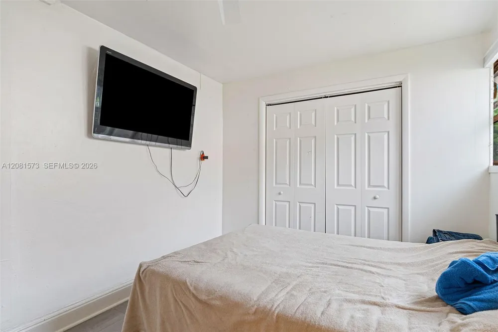 985 SE 2nd Pl Hialeah, FL 33010