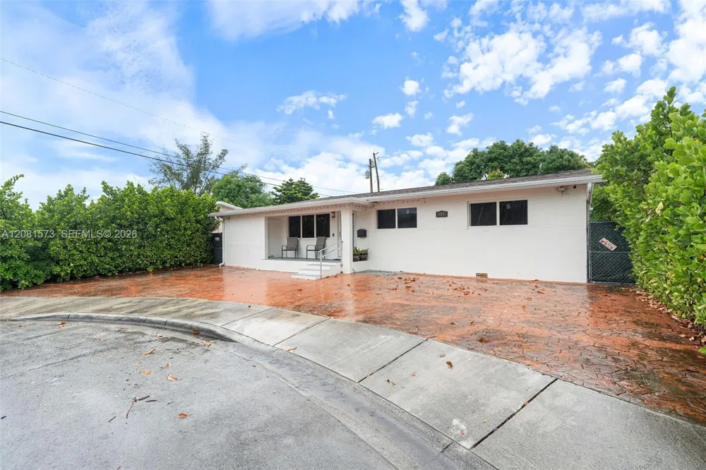 985 SE 2nd Pl Hialeah, FL 33010
