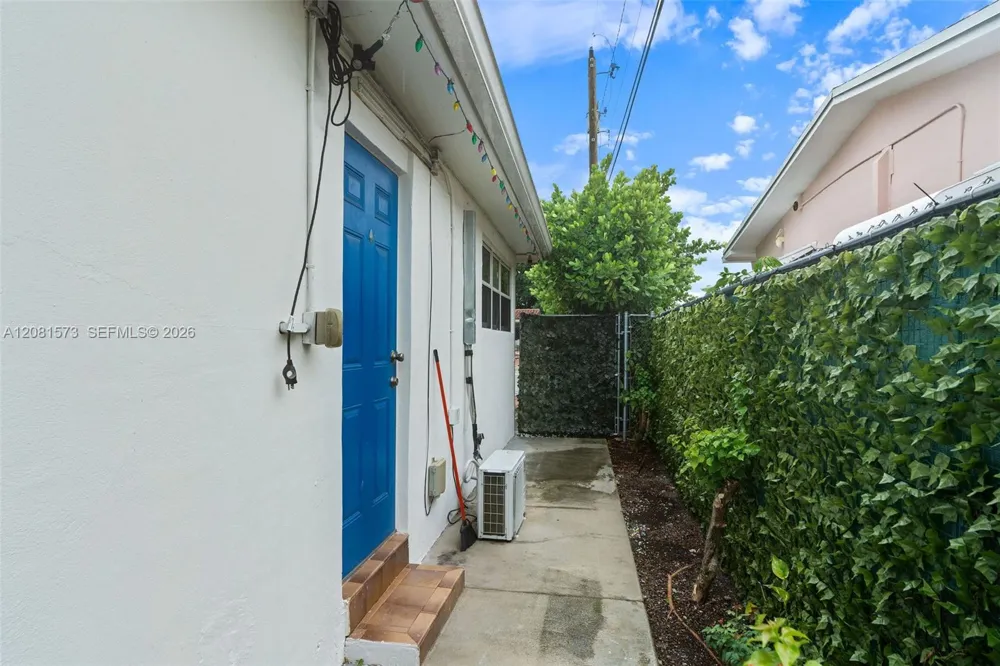 985 SE 2nd Pl Hialeah, FL 33010