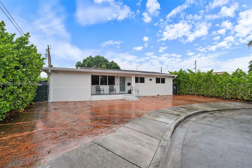 985 SE 2nd Pl Hialeah, FL 33010