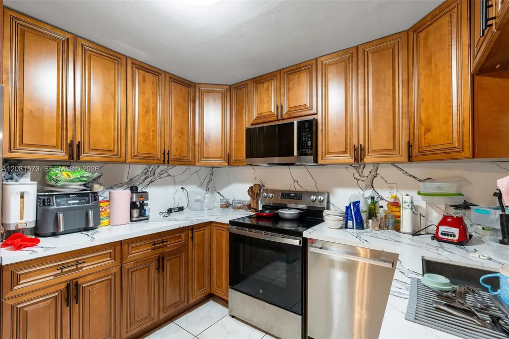 985 SE 2nd Pl Hialeah, FL 33010