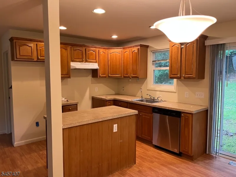 36 Jefferson Trl Hopatcong, NJ 07843
