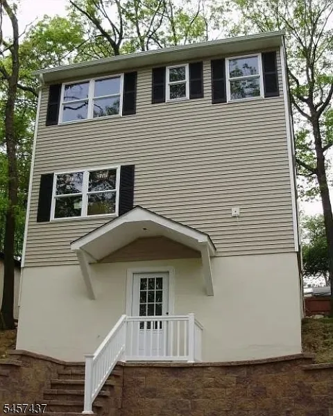 36 Jefferson Trl Hopatcong, NJ 07843