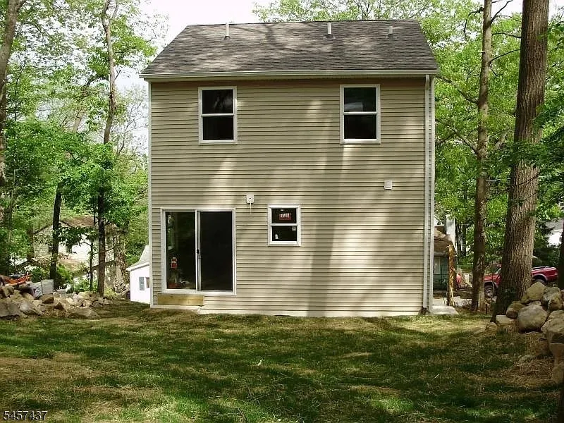 36 Jefferson Trl Hopatcong, NJ 07843