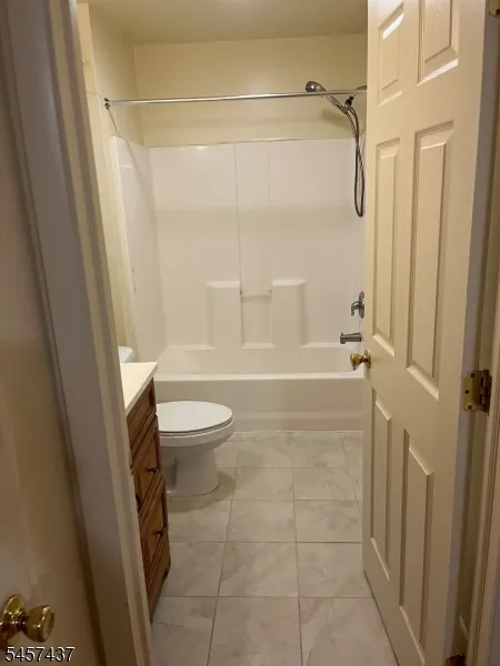 36 Jefferson Trl Hopatcong, NJ 07843