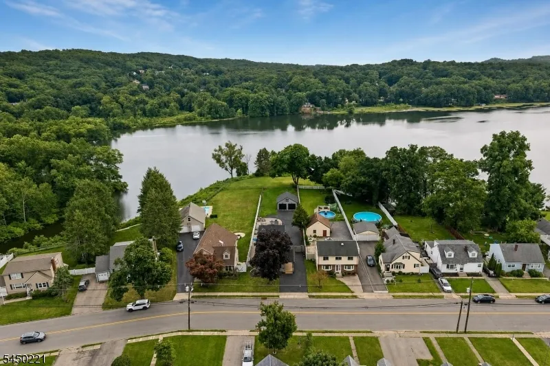 1074 Colfax Ave Pompton Lakes, NJ 07442