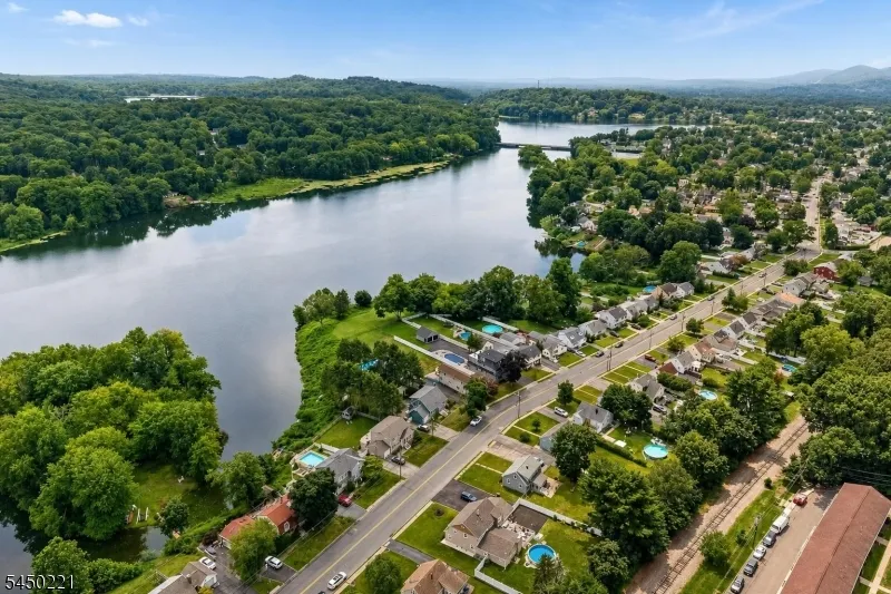 1074 Colfax Ave Pompton Lakes, NJ 07442