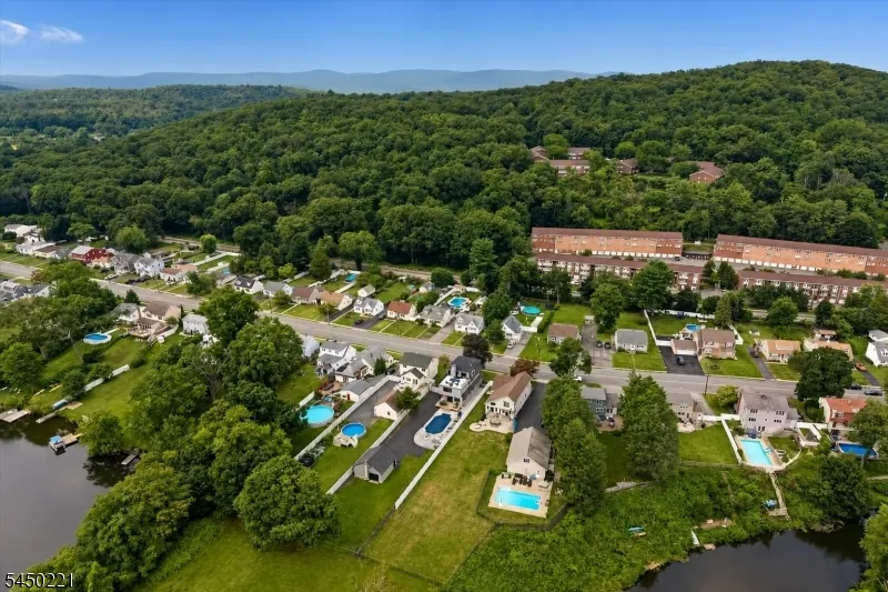 1074 Colfax Ave Pompton Lakes, NJ 07442