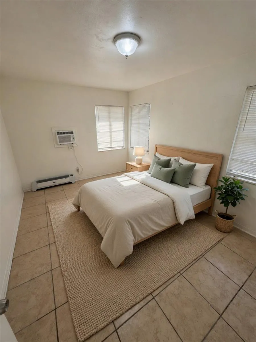 935 17TH AVENUE S St Petersburg, FL 33705