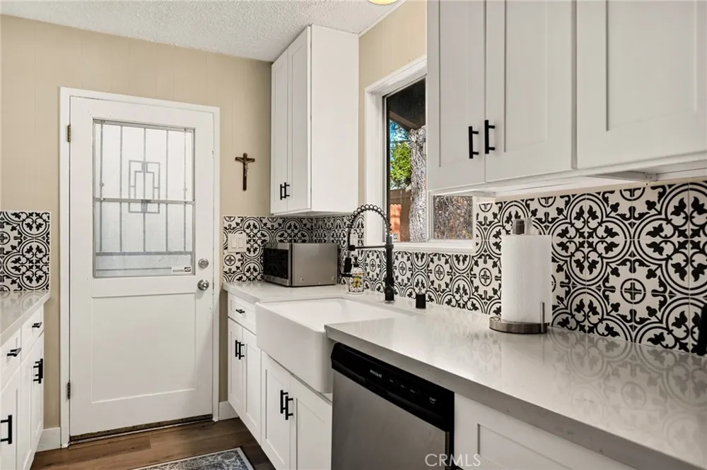 30789 All View Running Springs, CA 92382