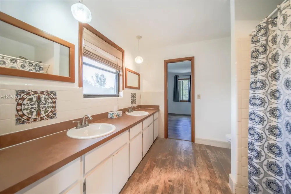 576 Marshall Rd West Palm Beach, FL 33413