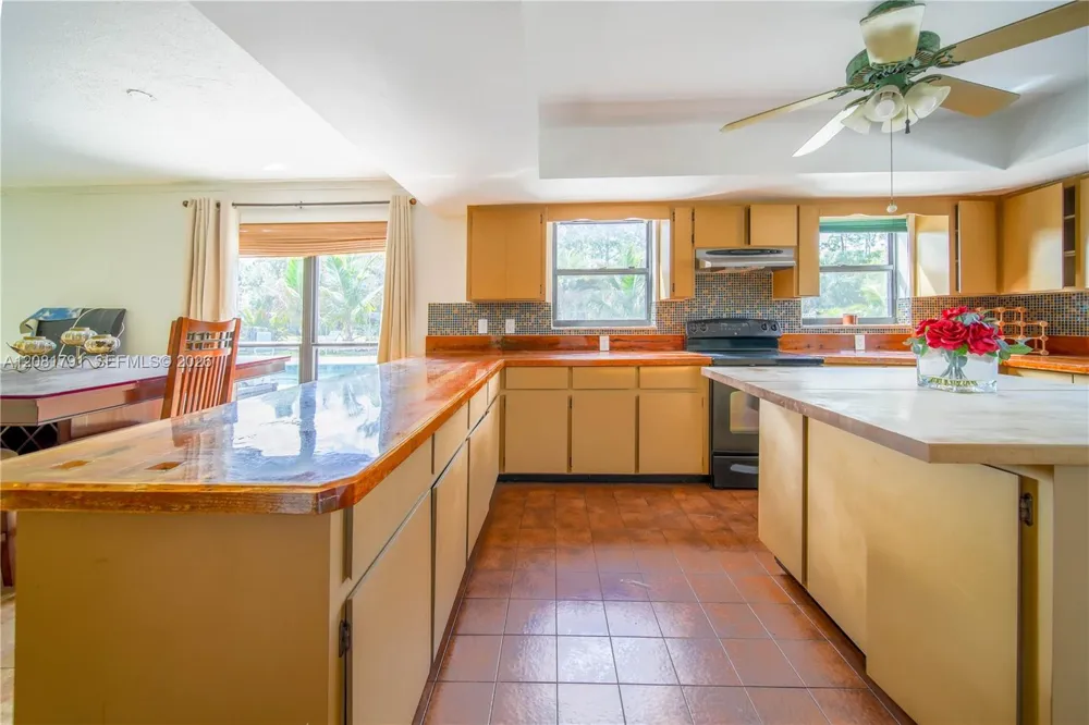 576 Marshall Rd West Palm Beach, FL 33413