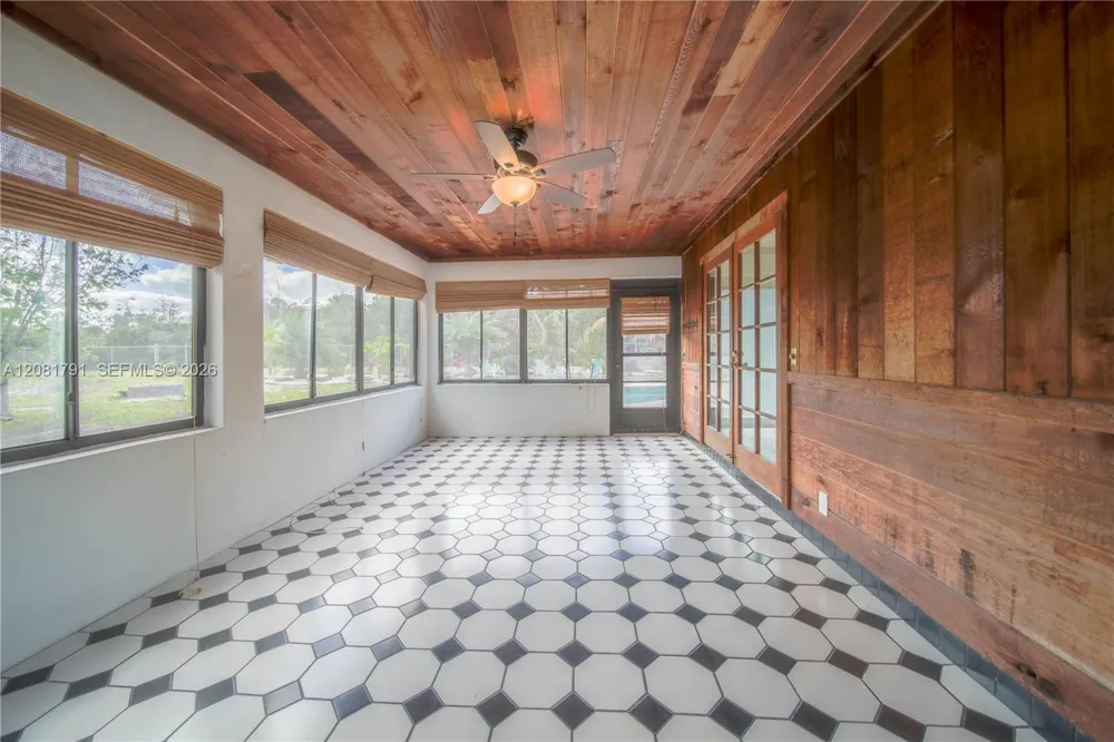 576 Marshall Rd West Palm Beach, FL 33413