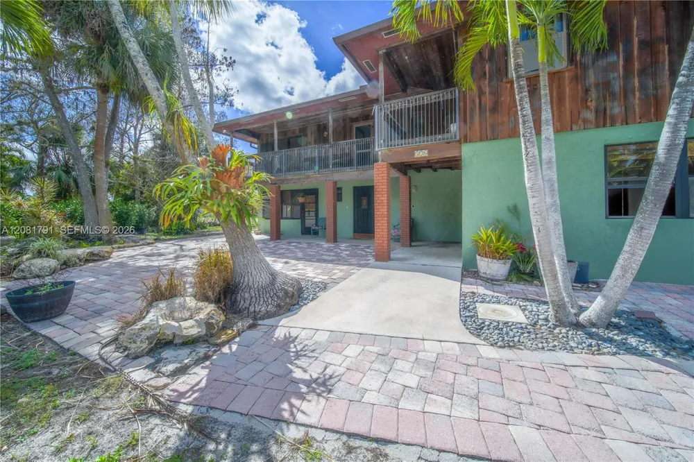 576 Marshall Rd West Palm Beach, FL 33413