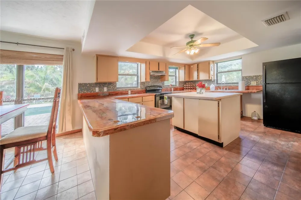 576 Marshall Rd West Palm Beach, FL 33413