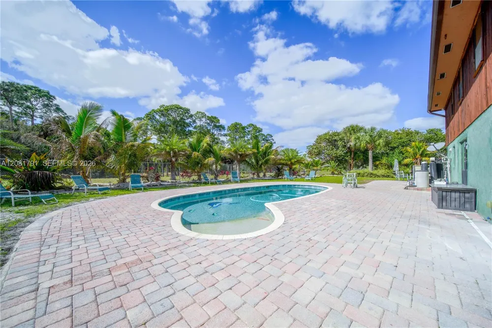 576 Marshall Rd West Palm Beach, FL 33413