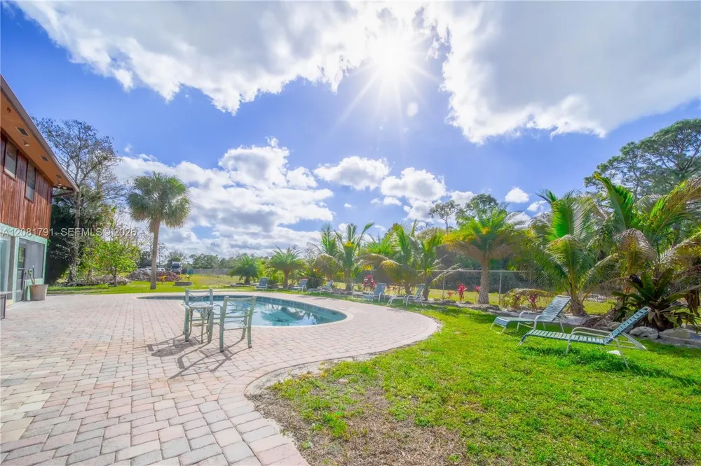 576 Marshall Rd West Palm Beach, FL 33413