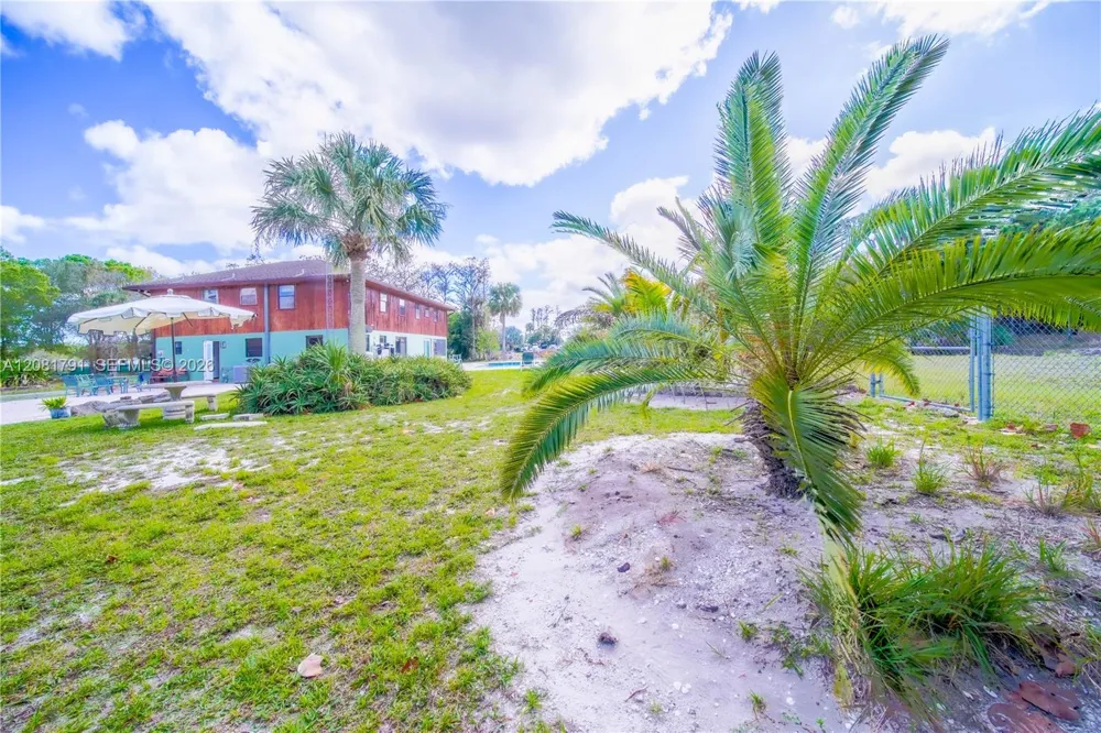 576 Marshall Rd West Palm Beach, FL 33413
