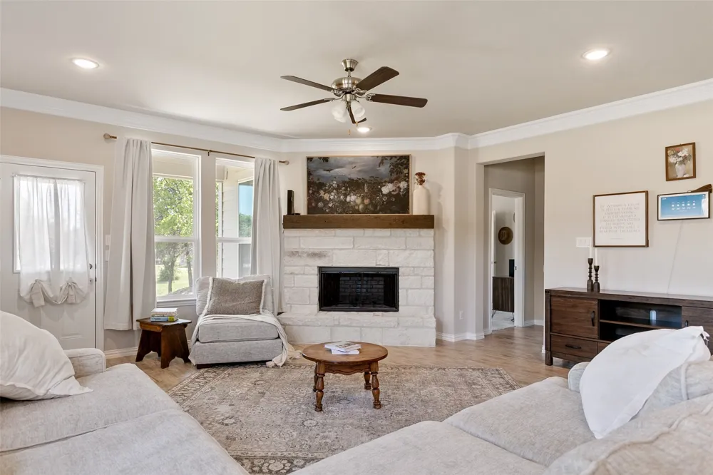 129 Cooper Court Springtown, TX 76082