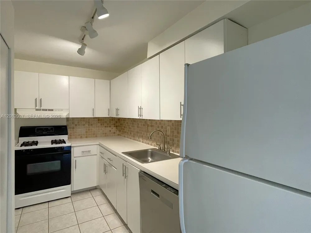 6904 Kendall Dr #F405 Pinecrest, FL 33156