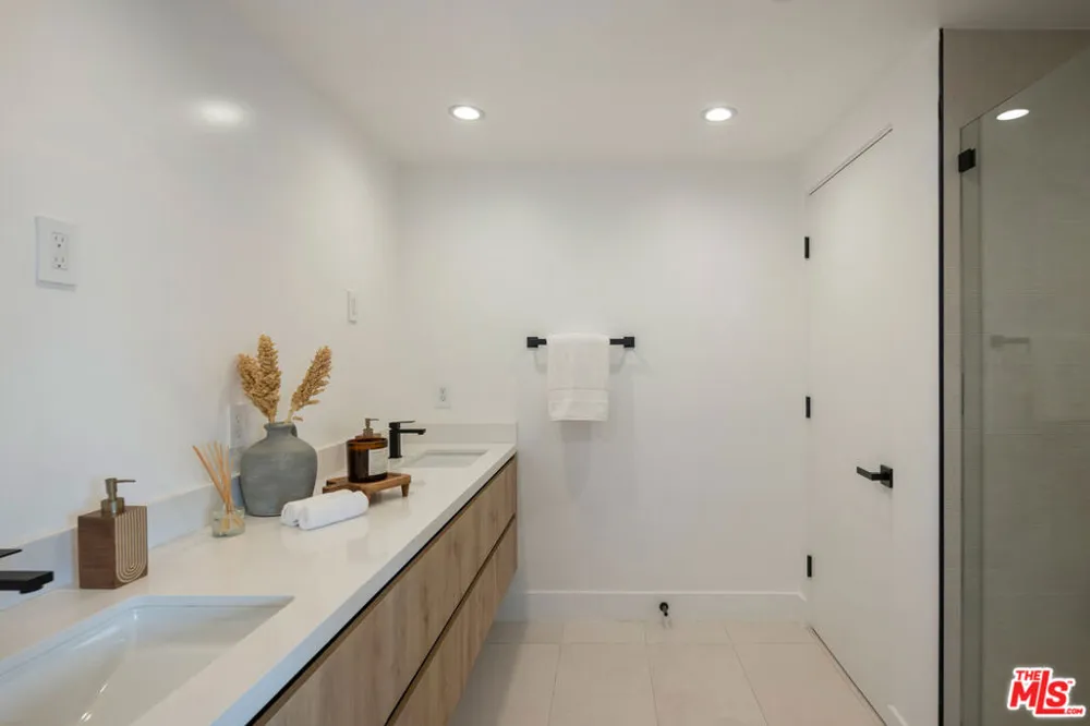 2001 W Bellevue Avenue Los Angeles, CA 90026