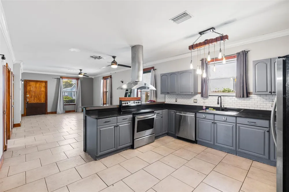 7203 NAVIN AVENUE Tampa, FL 33604