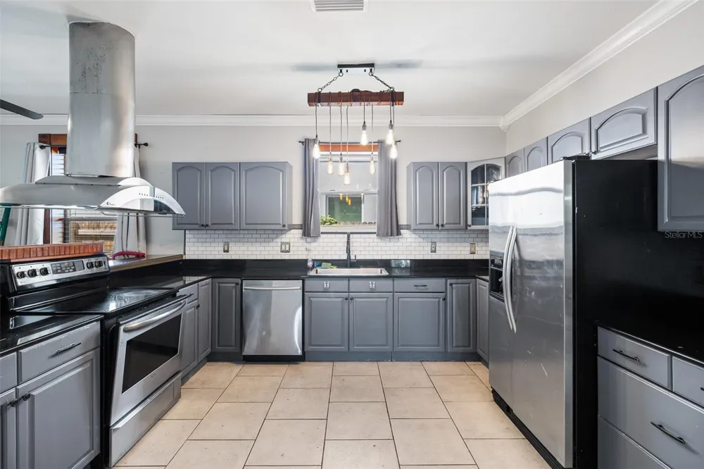 7203 NAVIN AVENUE Tampa, FL 33604