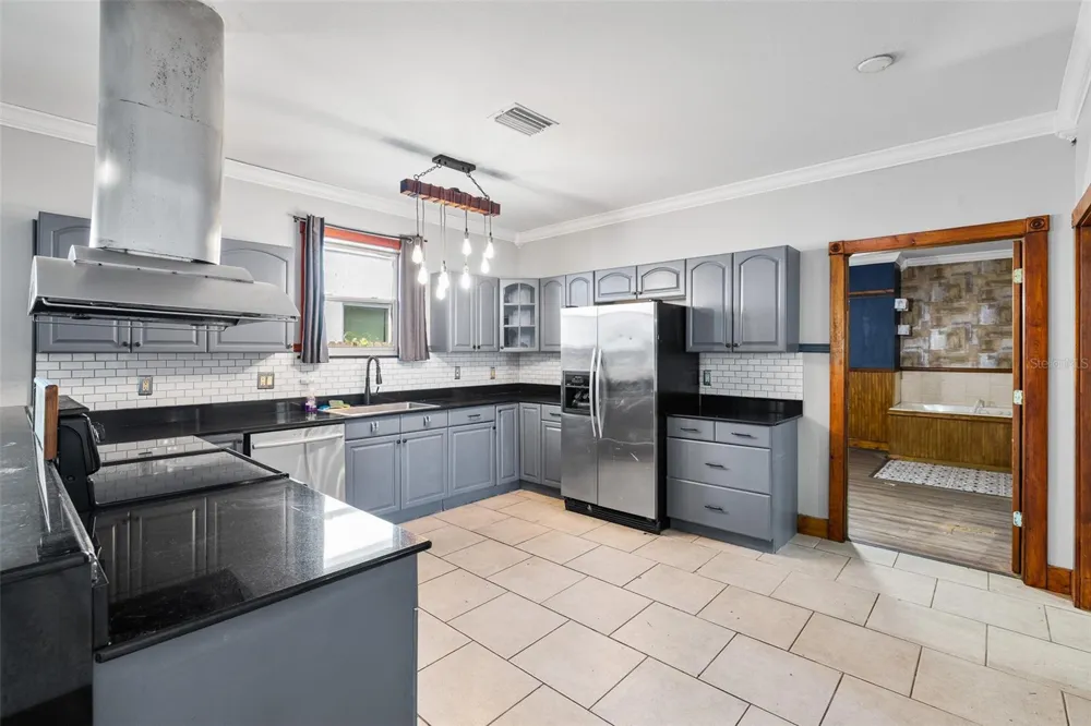 7203 NAVIN AVENUE Tampa, FL 33604