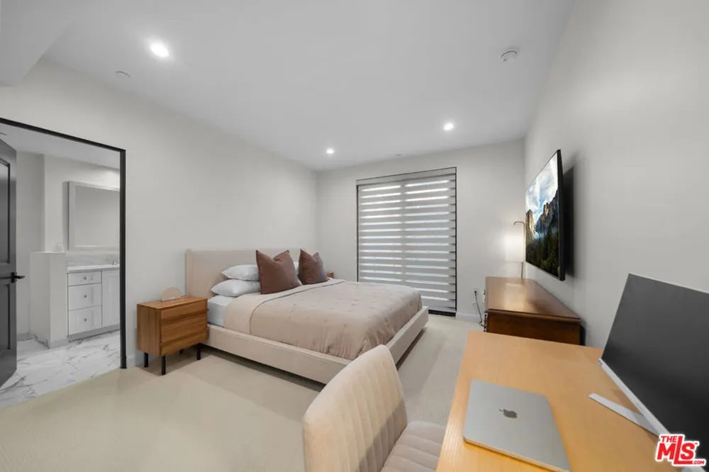 859 S Lucerne Boulevard #110 Los Angeles, CA 90005