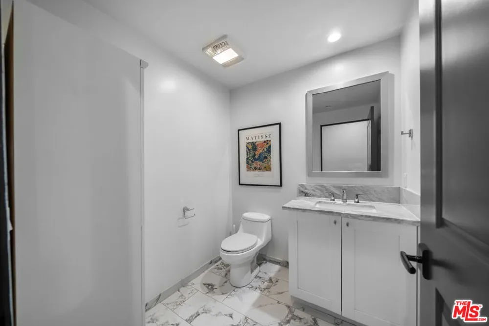 859 S Lucerne Boulevard #110 Los Angeles, CA 90005