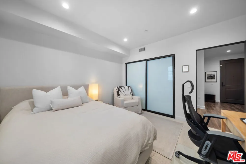 859 S Lucerne Boulevard #110 Los Angeles, CA 90005