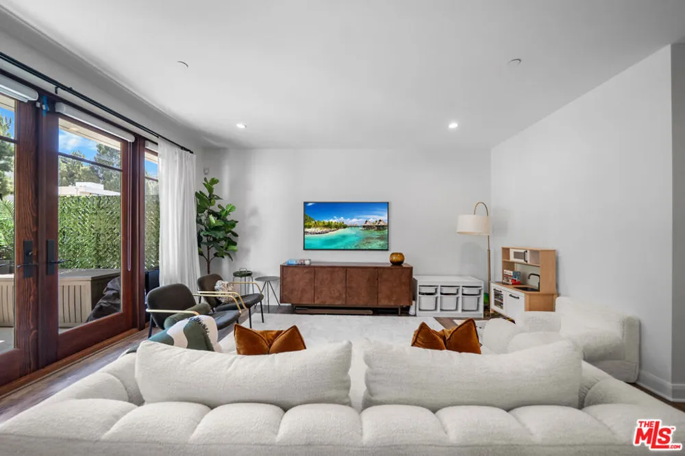 859 S Lucerne Boulevard #110 Los Angeles, CA 90005