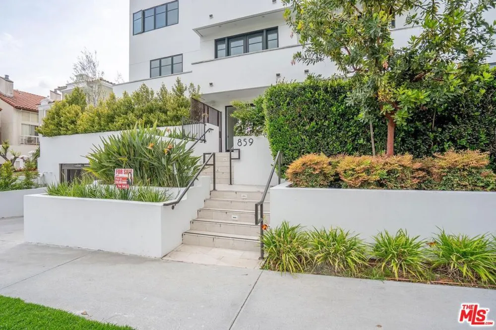 859 S Lucerne Boulevard #110 Los Angeles, CA 90005