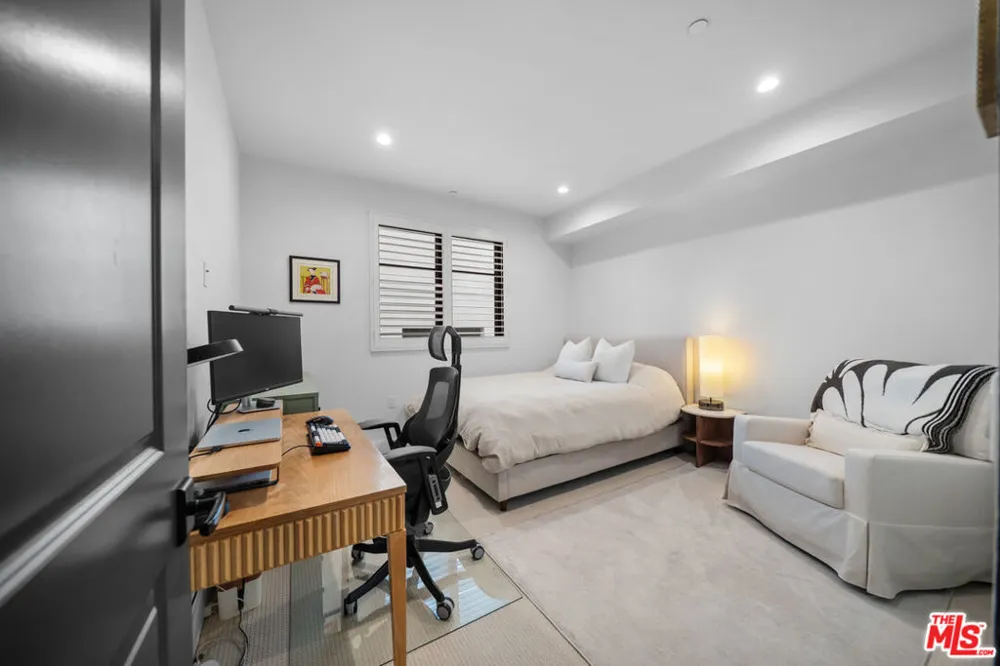 859 S Lucerne Boulevard #110 Los Angeles, CA 90005