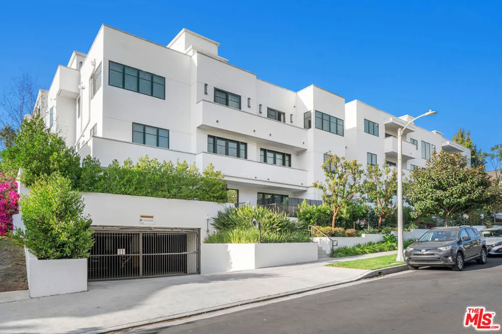 859 S Lucerne Boulevard #110 Los Angeles, CA 90005