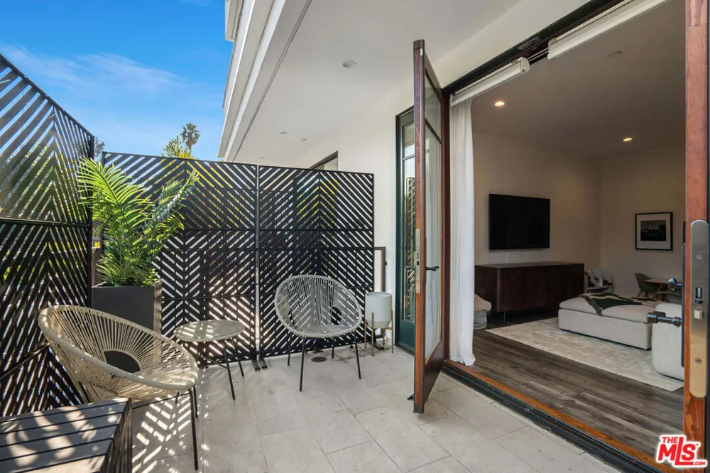 859 S Lucerne Boulevard #110 Los Angeles, CA 90005