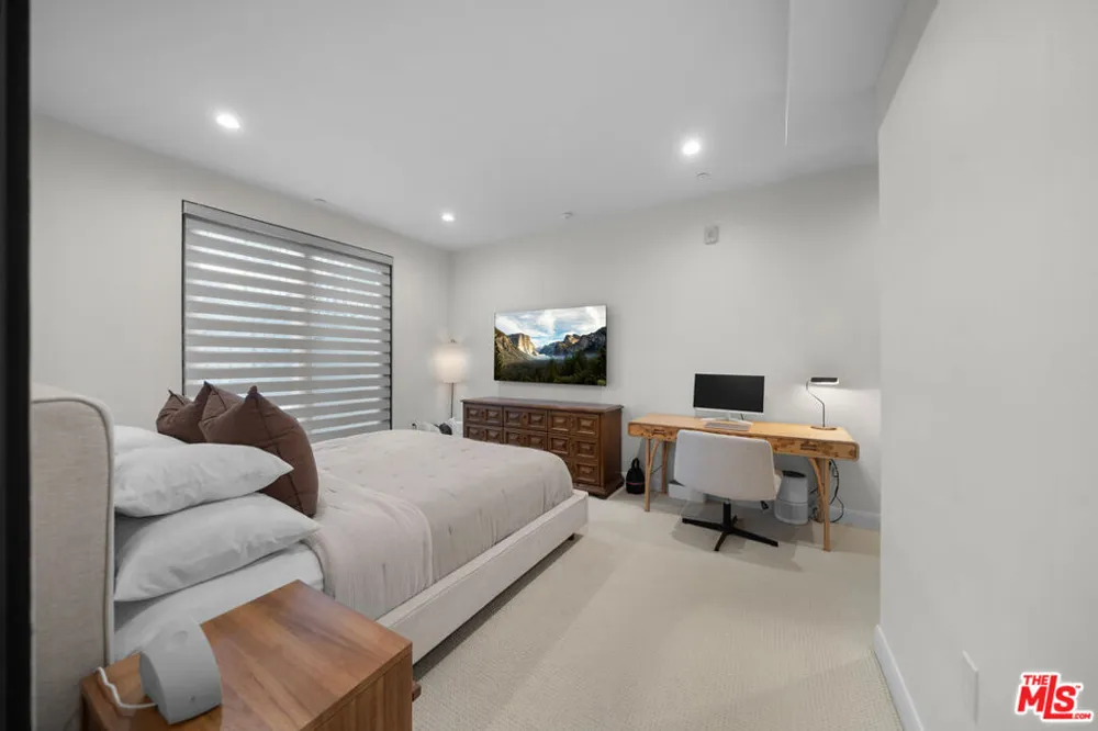 859 S Lucerne Boulevard #110 Los Angeles, CA 90005