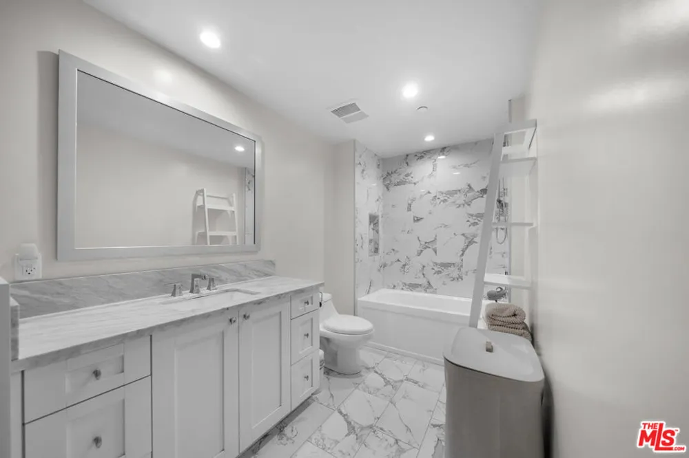859 S Lucerne Boulevard #110 Los Angeles, CA 90005