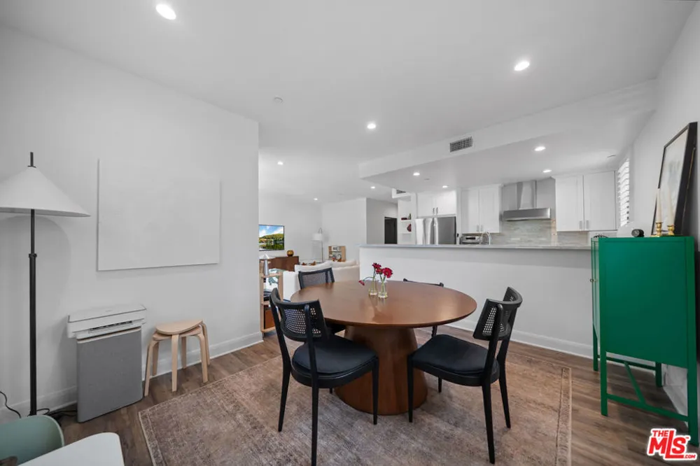 859 S Lucerne Boulevard #110 Los Angeles, CA 90005