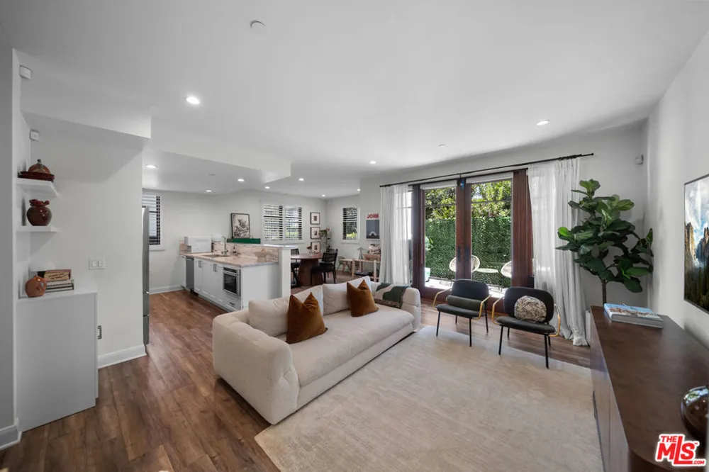 859 S Lucerne Boulevard #110 Los Angeles, CA 90005