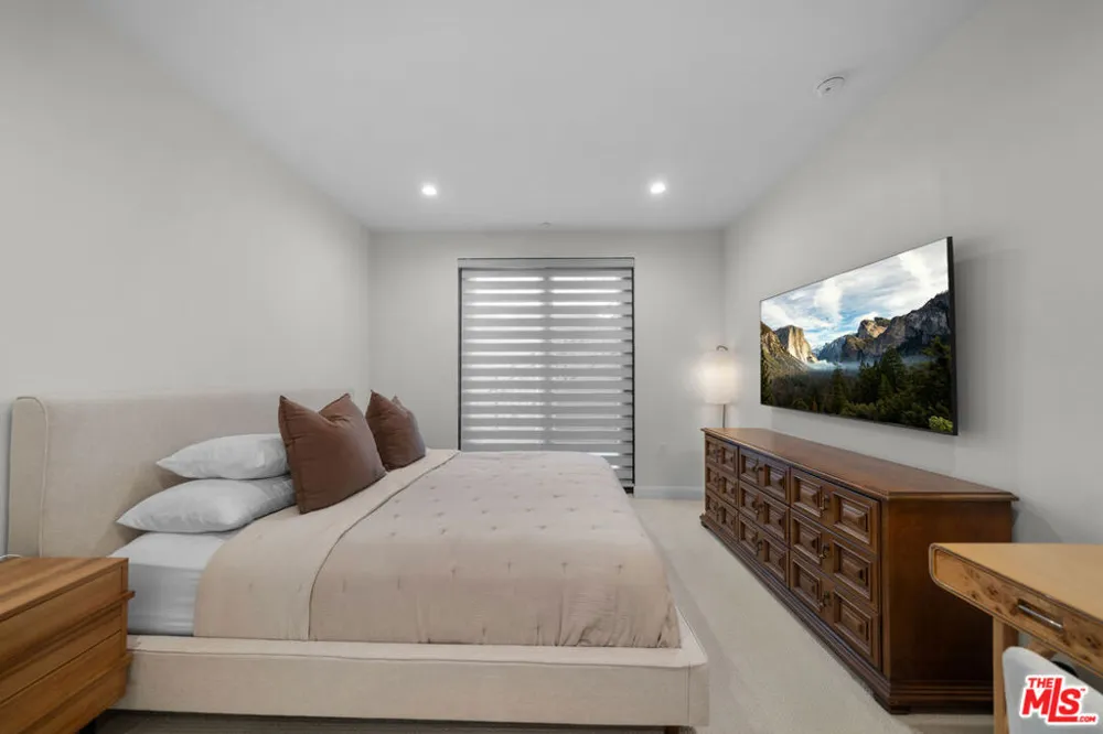 859 S Lucerne Boulevard #110 Los Angeles, CA 90005