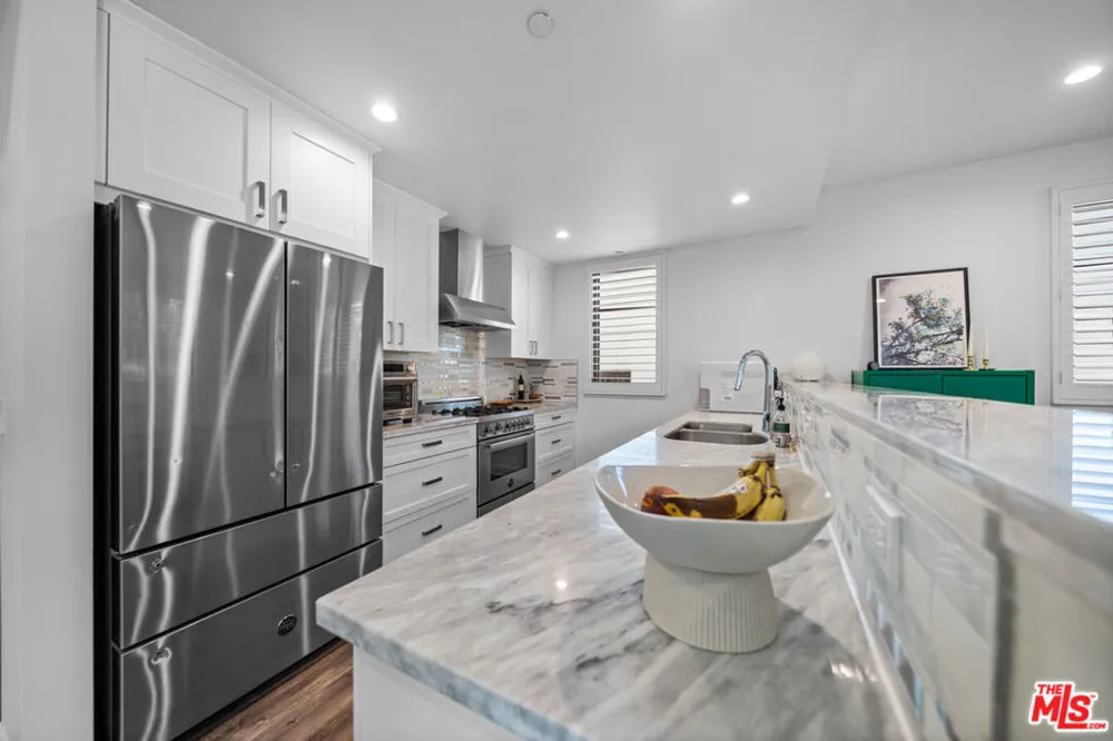 859 S Lucerne Boulevard #110 Los Angeles, CA 90005