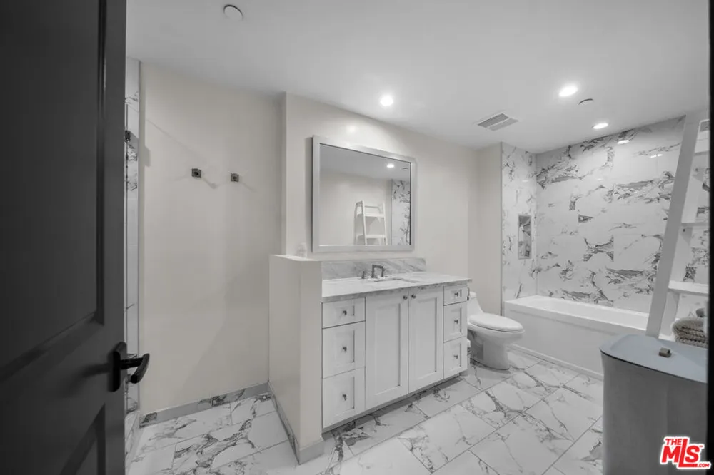 859 S Lucerne Boulevard #110 Los Angeles, CA 90005