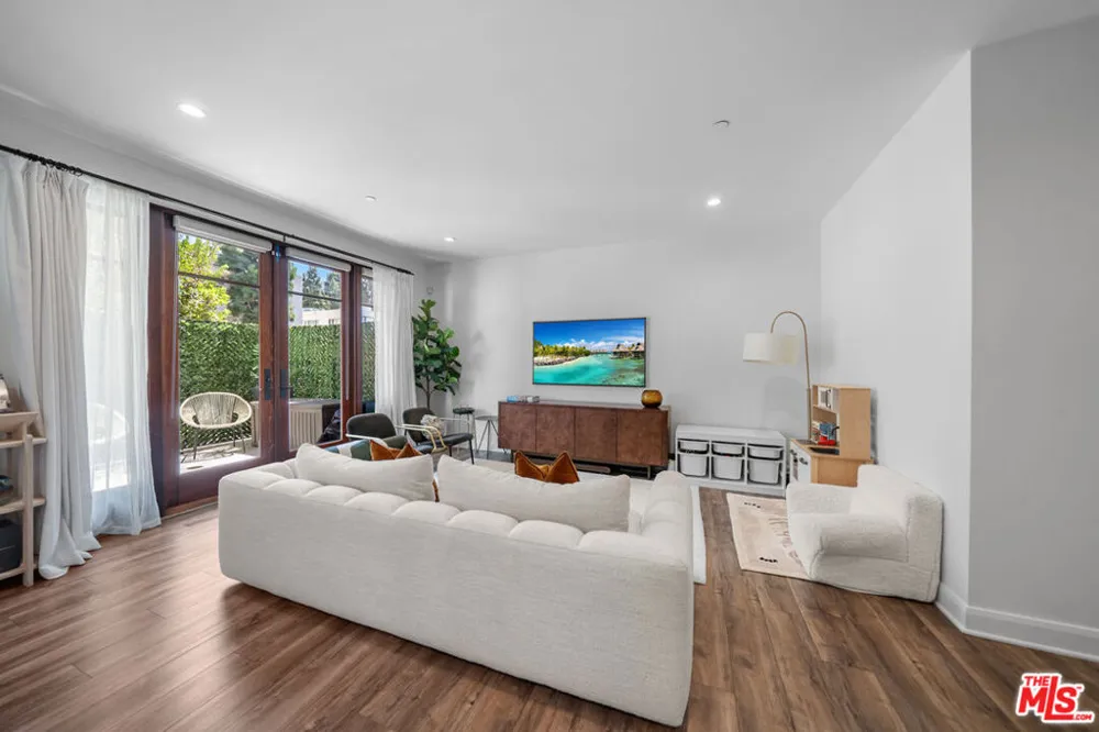 859 S Lucerne Boulevard #110 Los Angeles, CA 90005