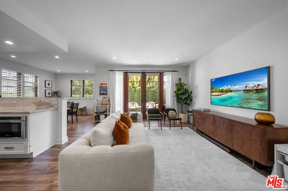 859 S Lucerne Boulevard #110 Los Angeles, CA 90005