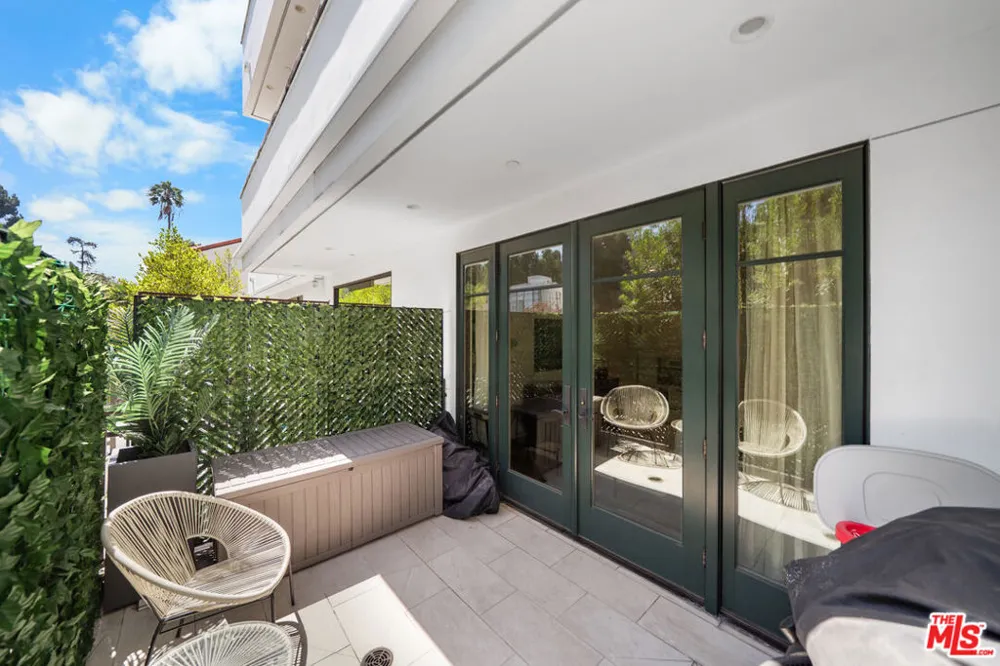 859 S Lucerne Boulevard #110 Los Angeles, CA 90005