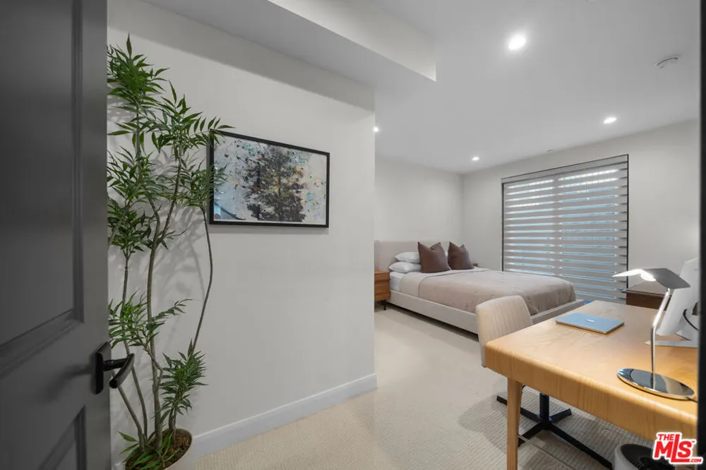 859 S Lucerne Boulevard #110 Los Angeles, CA 90005